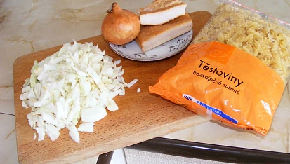 Těstoviny se zelím a anglickou slaninou