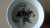 Chlebová polévka se smaženou cibulkou