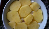 Zapečené brambory s uzeným a cottage sýrem