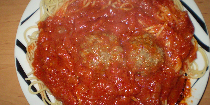 Červené špagety (Podáváme a dobrou chuť)