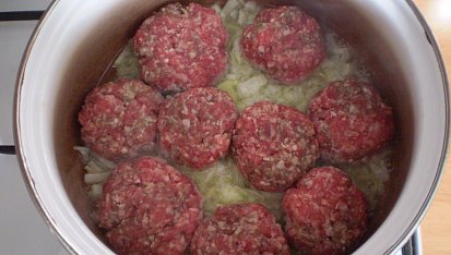 Červené špagety, Na cibulce osmažíme