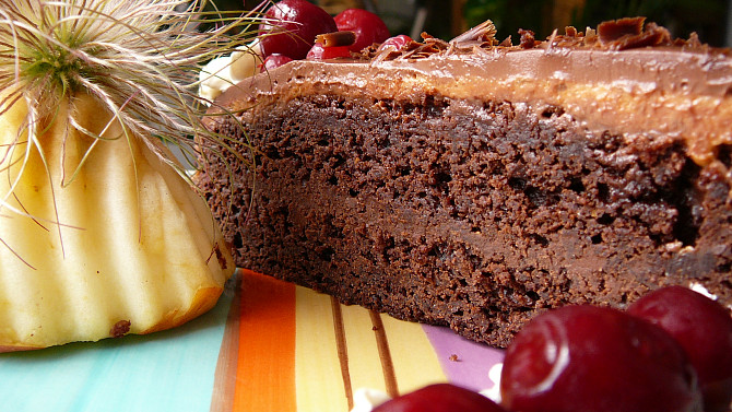 Dort "Chocolate Mud Cake ", ..krájeno druhý den,spojeno polevou-není ale vidět