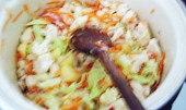Kapustovo-květáková polévka se smetanou, zeleninu osmažíme a zalijeme vodou...