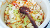 Kapustovo-květáková polévka se smetanou, zeleninu osmažíme a zalijeme vodou...