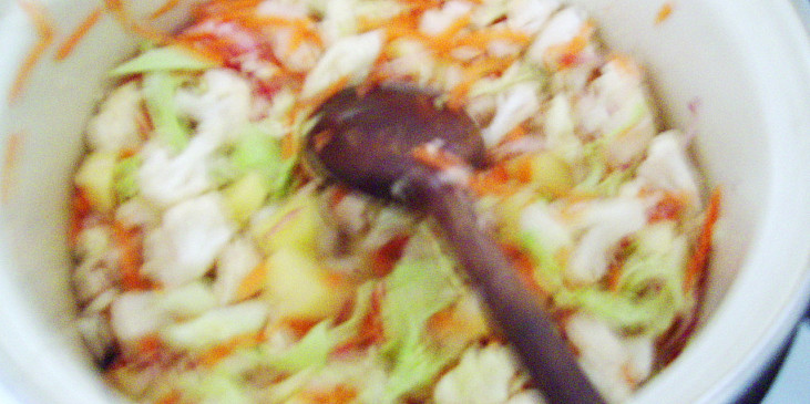 Kapustovo-květáková polévka se smetanou (zeleninu osmažíme a zalijeme vodou...)