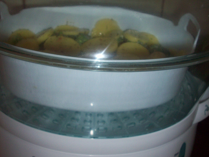 Pařené brambory s brokolicí a sýrem  (Parní hrnec), paříme 35 minut