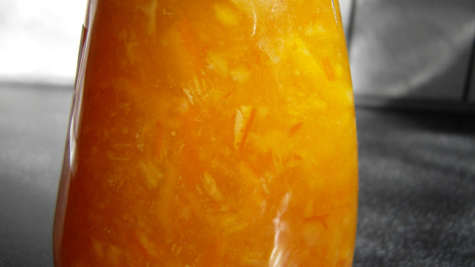 Pomerančová marmeláda, hotova a ccastecne prekrajena