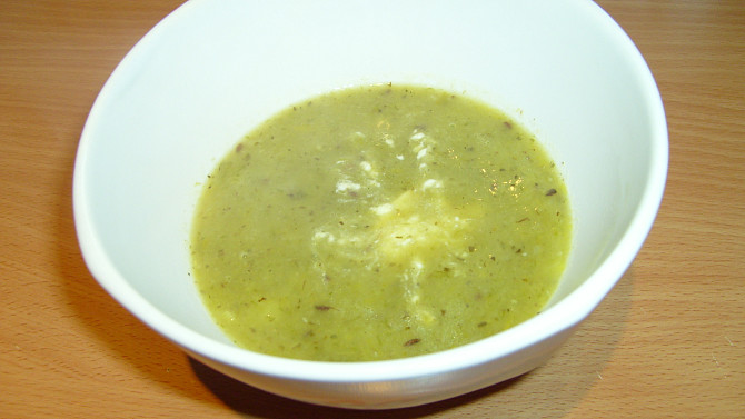 Pórková polévka s brambory, zakysaná smetana se mi potopila... :( ale jinak chuťově super ;)