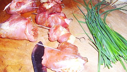 Tvarůžkové masové ruličky v pažitkovo-tvarůžkové omáčce, připravené ruličky...
