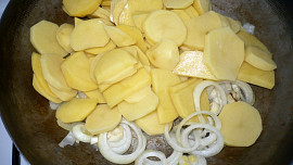 Brambory zapečené s okurkami