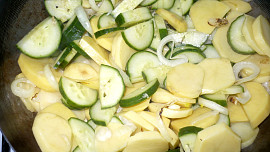 Brambory zapečené s okurkami