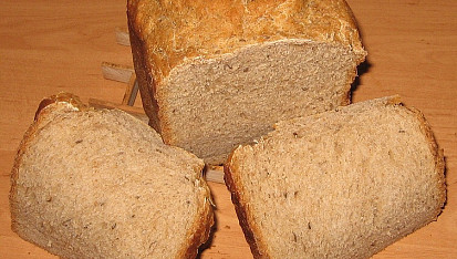 Lehoučký pivní kváskový chléb, krajíce se lehce prohnou do oblouku