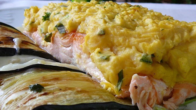 Losos v bylinkové krustě a lilkové lasagne