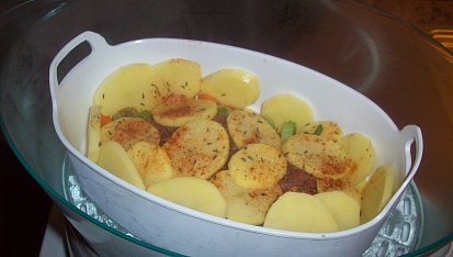 Brambory se zeleninou, kuřecím masem a sýrem v parním hrnci, vše naložíme do misky na rýži