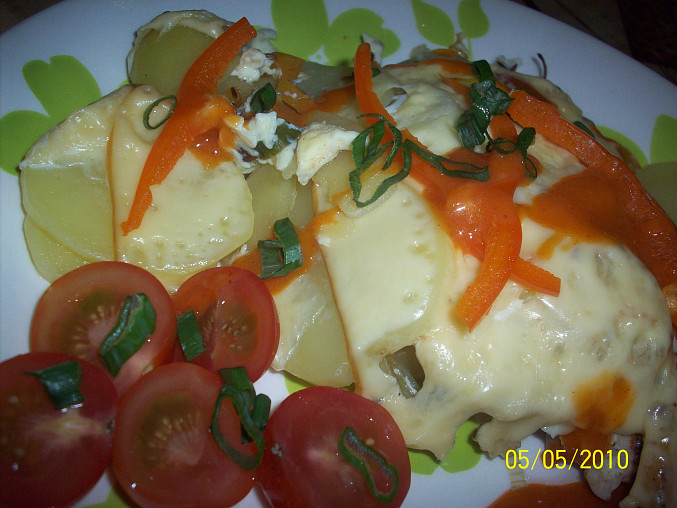 Brambory se zeleninou, kuřecím masem a sýrem v parním hrnci, dobrou chuť!!