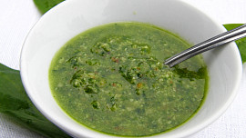 Pesto z medvědího česneku a vlašských ořechů