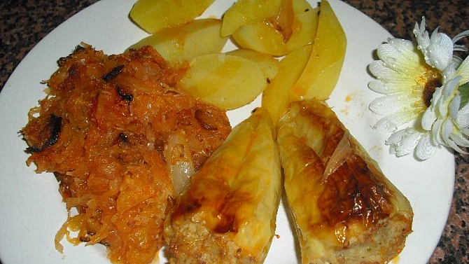 Plněná paprika v zelí