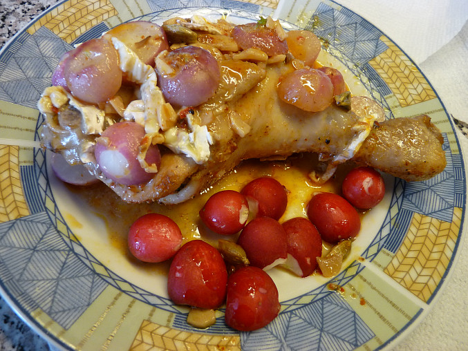 Kuřecí stehýnko plněné marinádou z kardamomu a česneku v ředkvičkovo hermelínové obloze