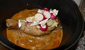 Kuřecí stehýnko plněné marinádou z kardamomu a česneku v ředkvičkovo hermelínové obloze, se sýrem a ředkvičkami