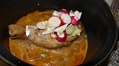 Kuřecí stehýnko plněné marinádou z kardamomu a česneku v ředkvičkovo hermelínové obloze, se sýrem a ředkvičkami