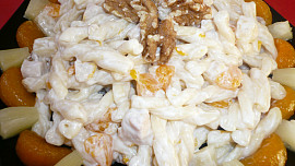 Těstovinový salát s kuřecím masem a ovocem