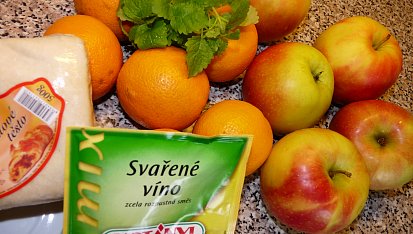 Závin s náplní pomeranče, jablek a meduňky, hlavní přísady
