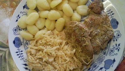 Vepřová krkovička na smetanovém zelíčku