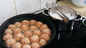 Mini-dělové koule s "rajdou", masové koule  na pánvi