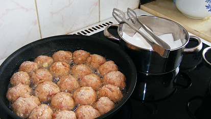 Mini-dělové koule s "rajdou", masové koule  na pánvi