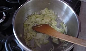 Kuřecí srdíčka s kuřecími žaludky, osmahneme cibulku