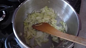 Kuřecí srdíčka s kuřecími žaludky, osmahneme cibulku