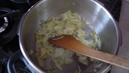 Kuřecí srdíčka s kuřecími žaludky, osmahneme cibulku