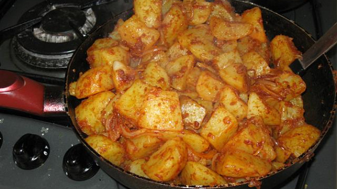 Paprikové brambory v pánvi