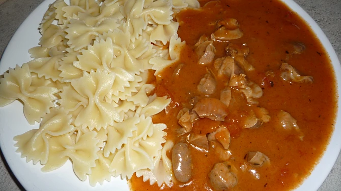 Kuřecí srdíčka s kuřecími žaludky, můžeme podávat
