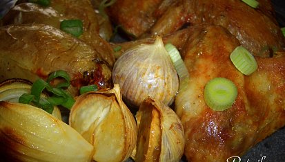 Mexická kuřecí křídla pečená na bramborách s cibulí a česnekem