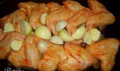 Mexická kuřecí křídla pečená na bramborách s cibulí a česnekem, připraveno do trouby ...