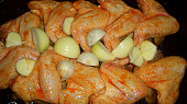 Mexická kuřecí křídla pečená na bramborách s cibulí a česnekem, připraveno do trouby ...
