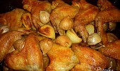 Mexická kuřecí křídla pečená na bramborách s cibulí a česnekem, ... a už je upečeno