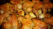 Mexická kuřecí křídla pečená na bramborách s cibulí a česnekem, ... a už je upečeno