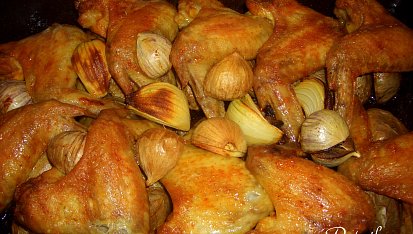 Mexická kuřecí křídla pečená na bramborách s cibulí a česnekem, ... a už je upečeno