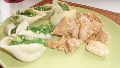 Těstovinové mušle plněné špenátovou směsí a s kuřecím masem