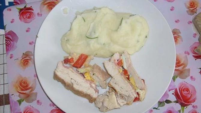 Kuřecí roláda plněná, roláda hotová