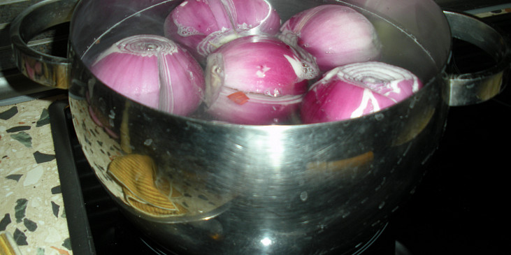 Plněné cibule (naříznutou cibuli uvaříme a sloupneme)