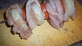 Tvarůžkovo-kuřecí špíz, napícháme na jehly
