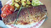 Pstruh barbecue, plněný petrželkou