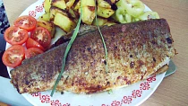 Pstruh barbecue, plněný petrželkou
