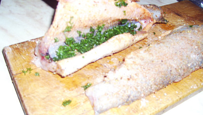 Pstruh barbecue, plněný petrželkou