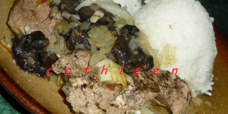 Vepřové biftečky (nudličky) zapečené s houbami a cibulí