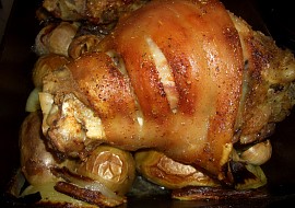 Pečená kolena na bramborách, cibuli a česneku