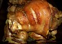 Pečená kolena na bramborách, cibuli a česneku